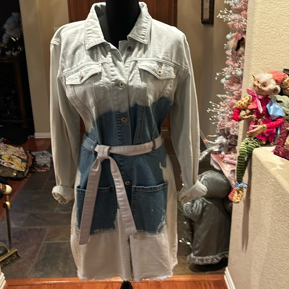 Adorable blue & white Jean Dress. Long sleeves w/4 pockets in front & tie belt. - Picture 1 of 4